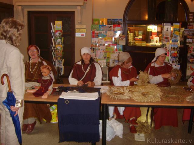 Folklora "Laukam pāri'
